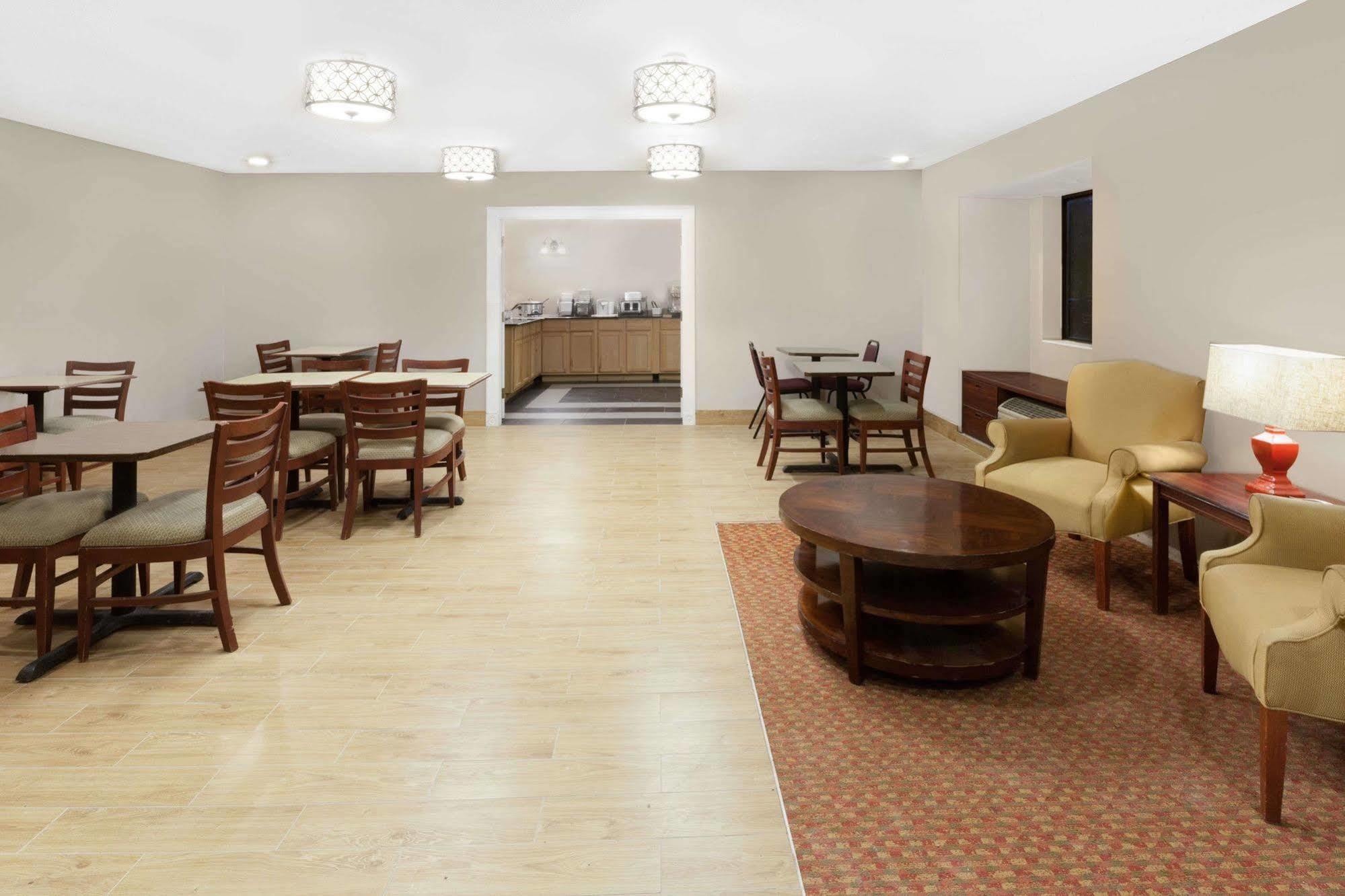 Hotel Baymont By Wyndham Gaylord Extérieur photo